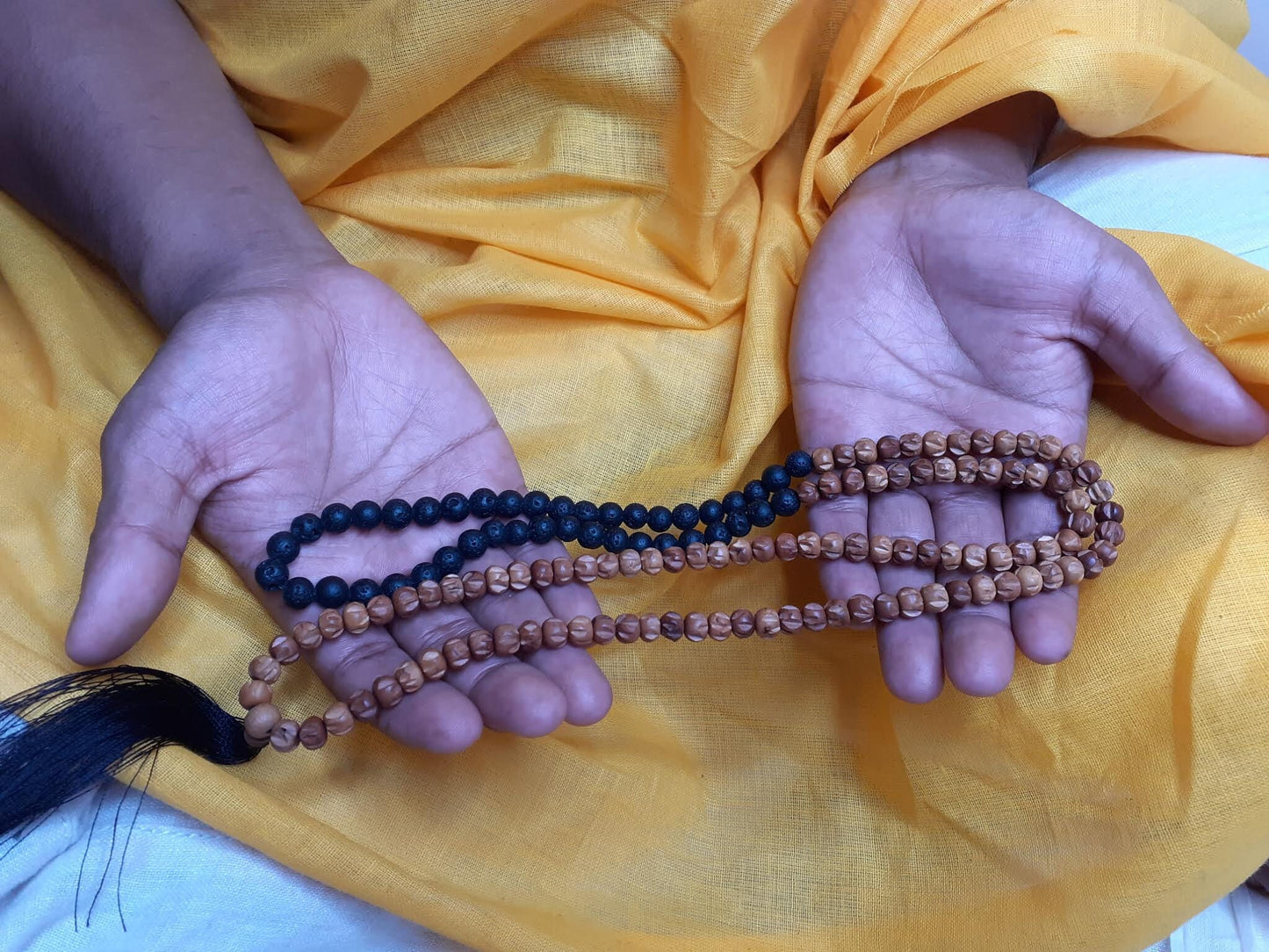 Black lava rock Sandalwood Mala Beads Hand Knotted Necklace Buddist Tibetan Prayer Beads for Meditation Healing Mantra Chanting Hindu